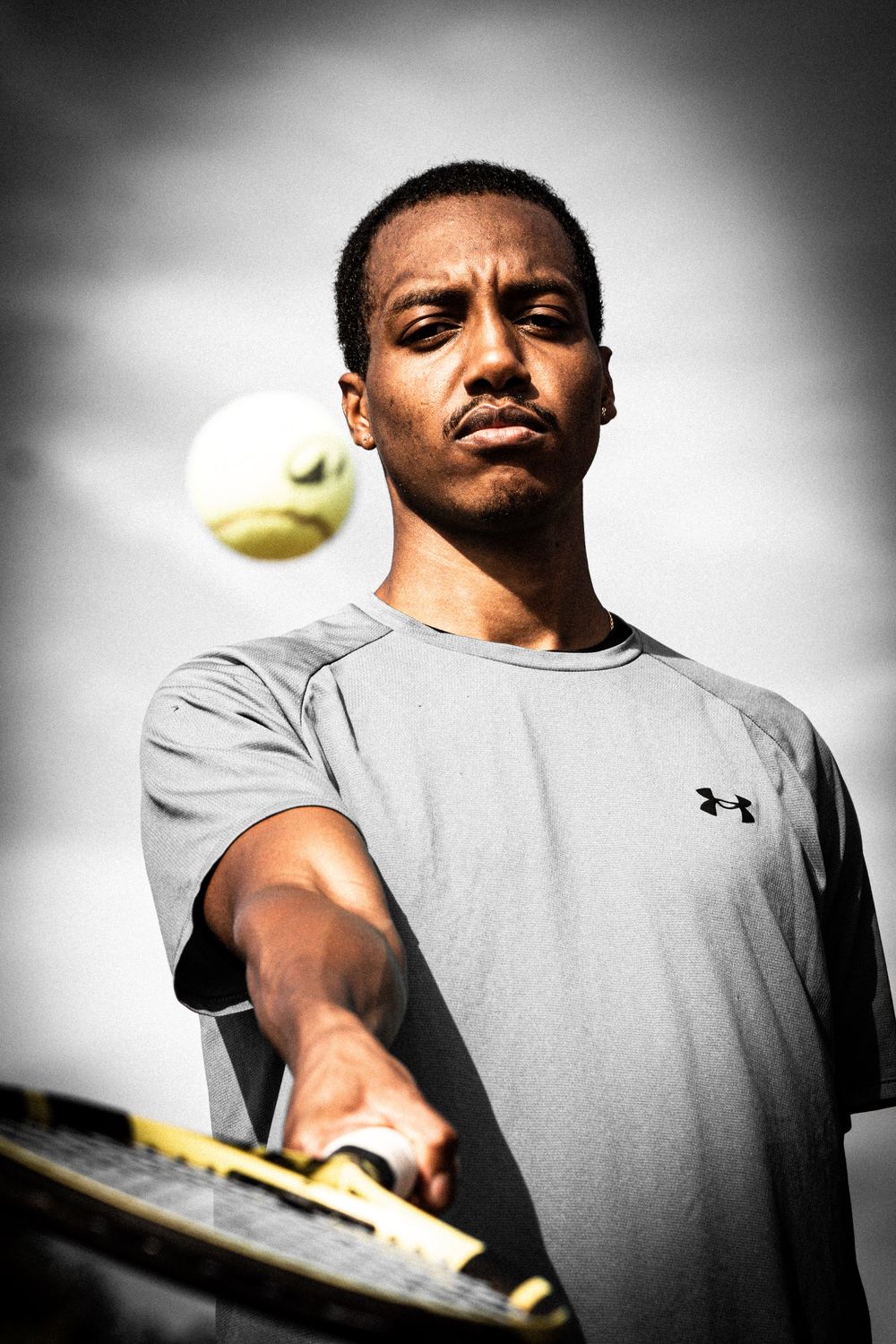 Joueur de tennis au moment du service
