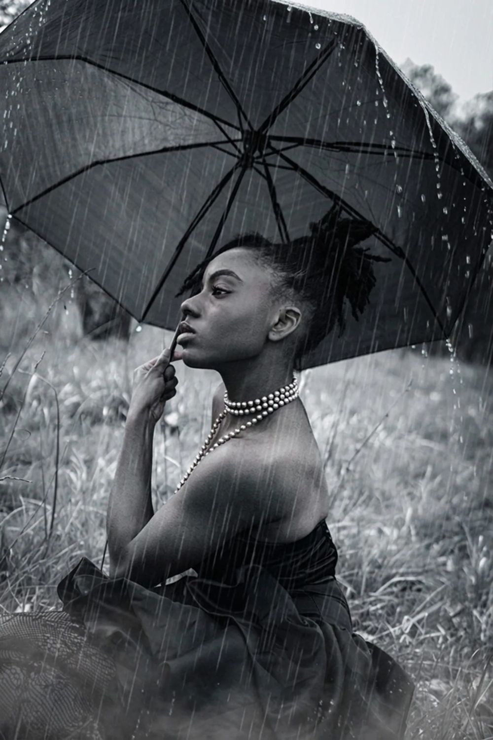 Portrait sous la pluie avec un parapluie